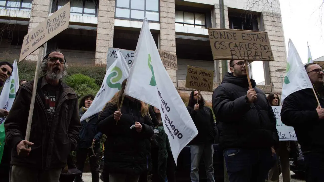 Protesta de labregas e labregos en Compostela, esta sexta feira. (Foto: N&oacute;s Diario)