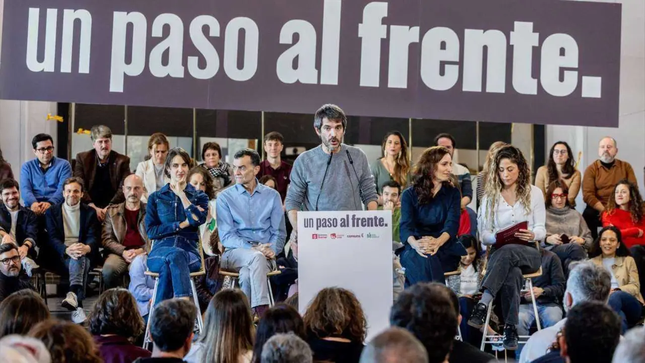 A portavoz de M&aacute;s Madrid no Concello de Madrid, Rita Maestre (esquerda), a ministra de Sanidade, M&oacute;nica Garc&iacute;a (segunda pola dereita), o coordinador federal de IU, Antonio Maillo (segundo pola esquerda), a coordinadora xeral de Sumar, Lara Hern&aacute;ndez (dereita), e o ministro de Cultura, Ernest Urtasun (centro), durante o acto de refundaci&oacute;n. (Foto: Ricardo Rubio / Europa Press)