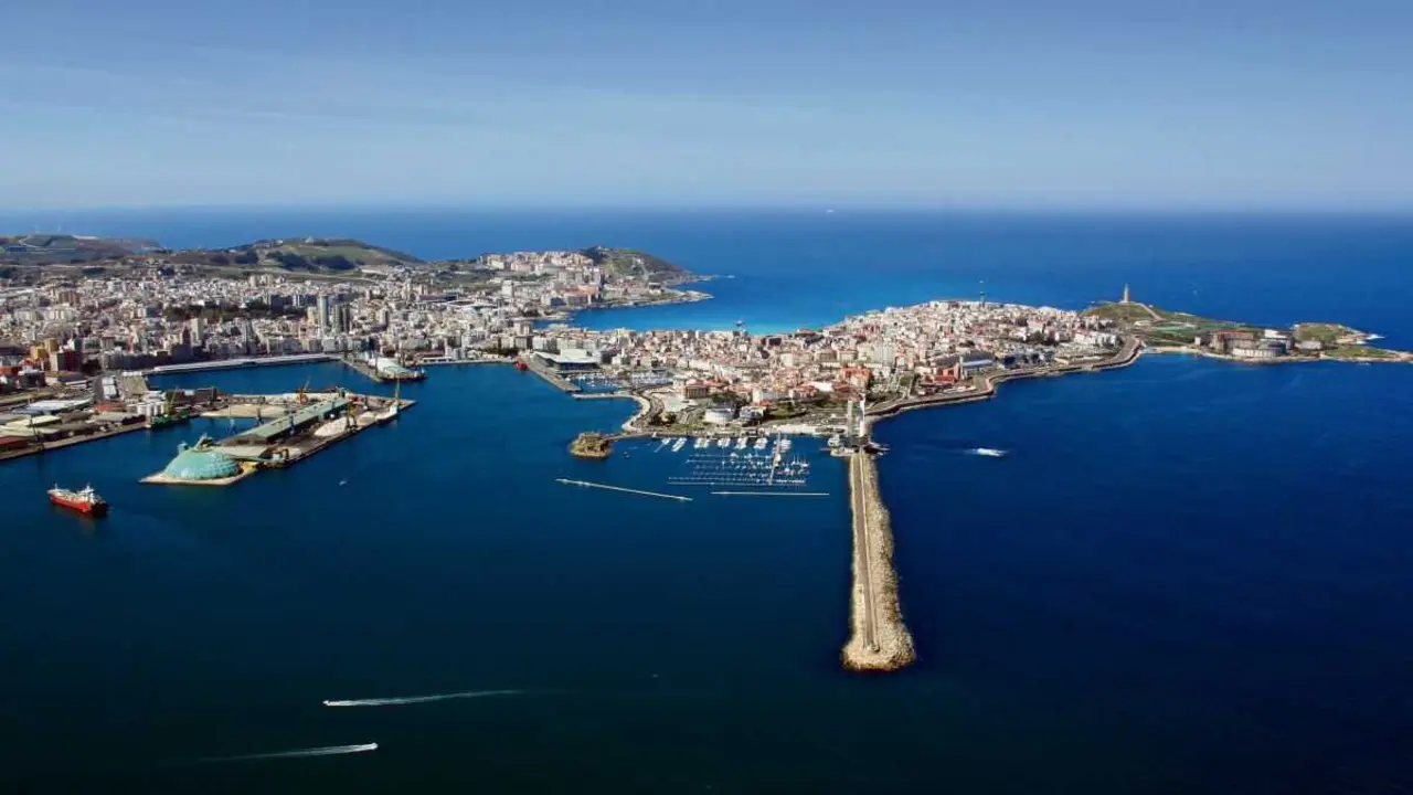Vista a&eacute;rea do porto da Coru&ntilde;a. (Foto: Jose)