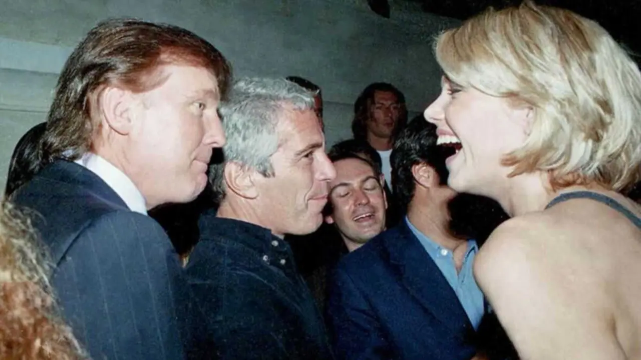 Donald Trump con Jeffrey Epstein en 1997 charlando coa modelo Ingrid Seyhaeva nunha festa de Victoria's Secret en Nova York. (Foto: Europa Press / Contacto / House Oversight Committee)