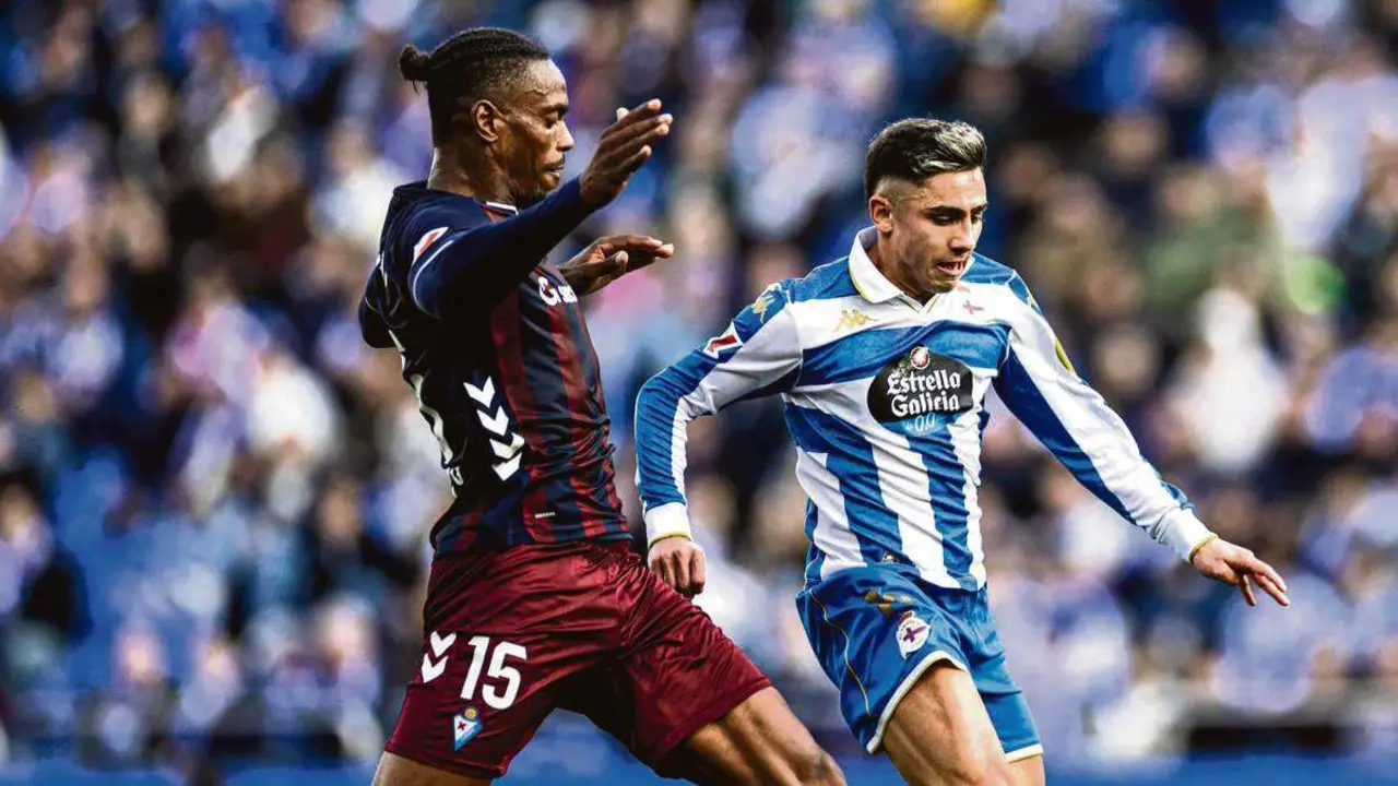 Jair Amador intentando arrebatar o bal&oacute;n ao deportivista Yeremay Hern&aacute;ndez no &uacute;ltimo encontro de liga ante o Eibar, o s&aacute;bado, en Riazor. (Fuente: RC Deportivo)