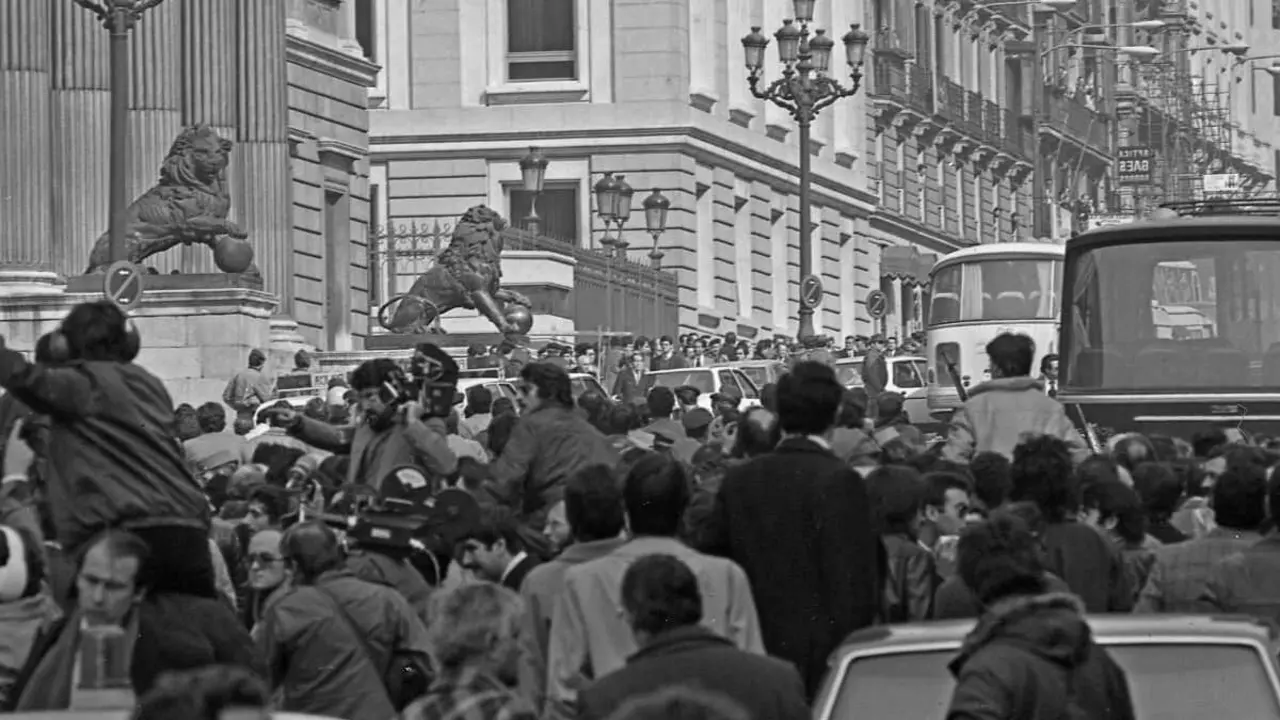 As inmediaci&oacute;ns do Congreso dos Deputados durante o d&iacute;a 24 de febreiro de 1981, &aacute; ma&ntilde;&aacute; seguinte do intento do Golpe de estado realizado o d&iacute;a 23. (Foto: Europa Press)