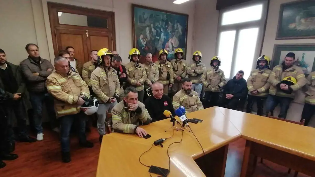 Rolda de prensa dos bomberios de Ferrol este 25 de febreiro. (Foto: Europa Press)