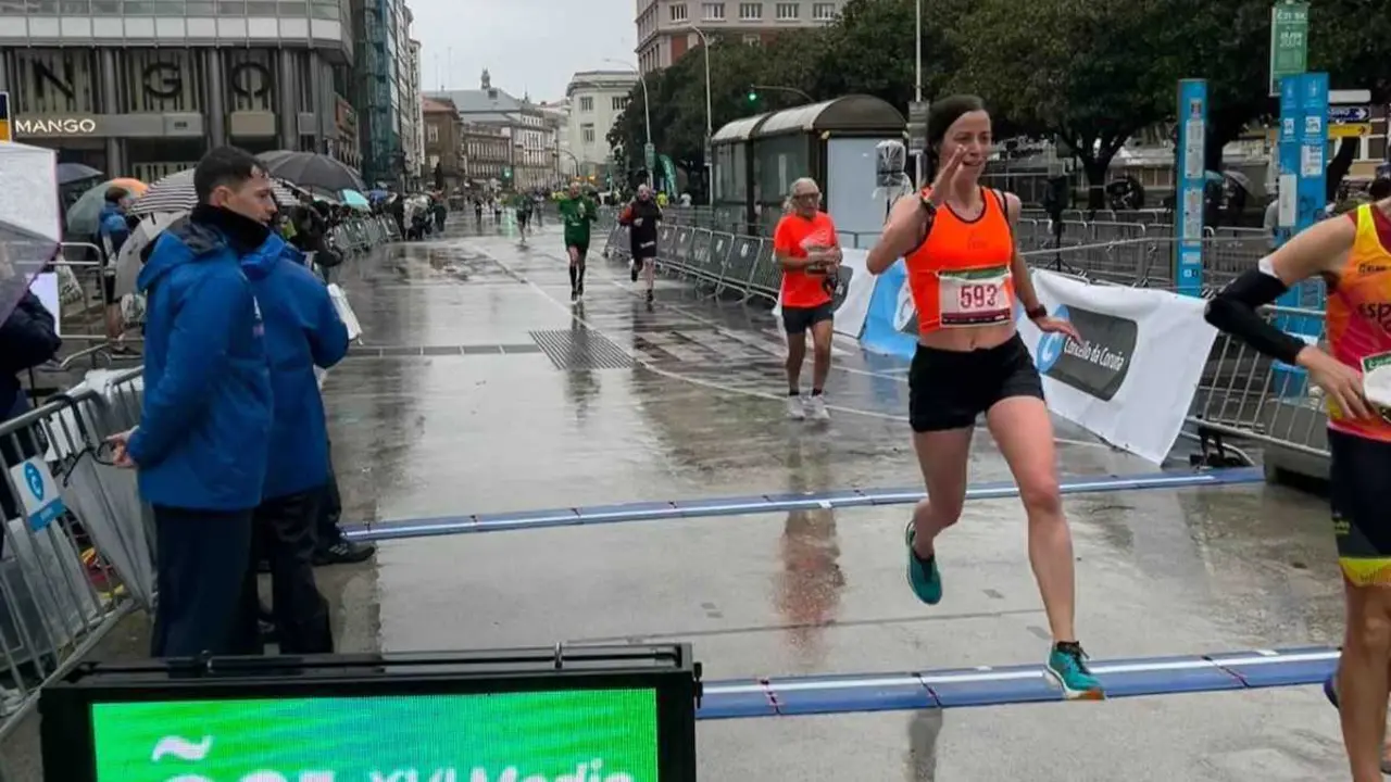 Adriana Modia, do Club Riazor Atletismo, entrando na meta do Medio Marat&oacute;n coru&ntilde;&eacute;s en 2024. (Foto: Club Riazor) Atletismo