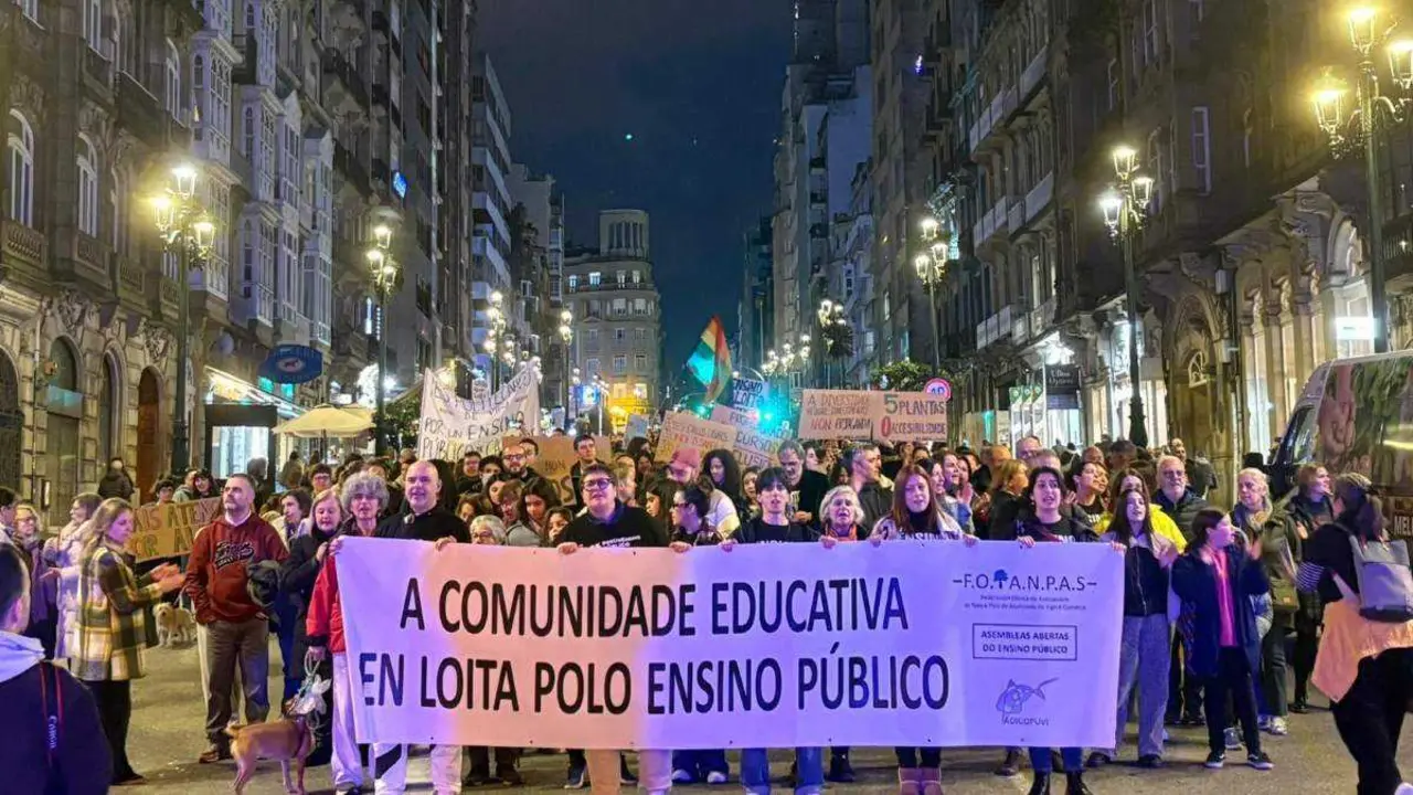Mobilizaci&oacute;n da comunidade educativa, en Vigo, esta cuarta feira. (Foto: N&oacute;s Diario)
