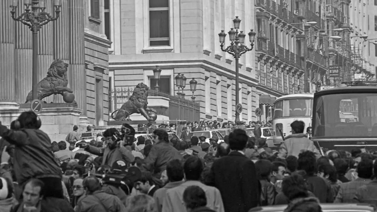EuropaPress_7049530_24_febrero_1981_madrid_espana_inmediaciones_congreso_diputados_dia_24