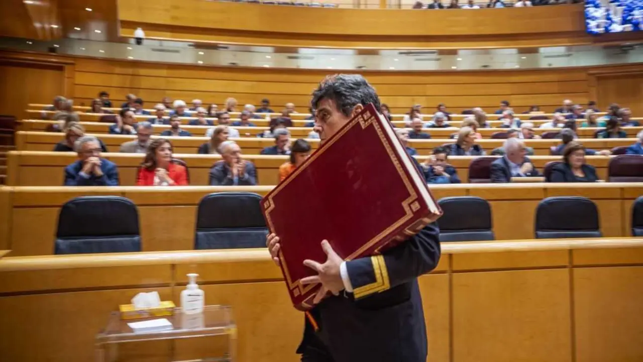 Un ordenanza retira un exemplar da Constituci&oacute;n do Senado ap&oacute;s o xuramento dun novo senador en 2025. (Foto: Pedro Ru&iacute;z)