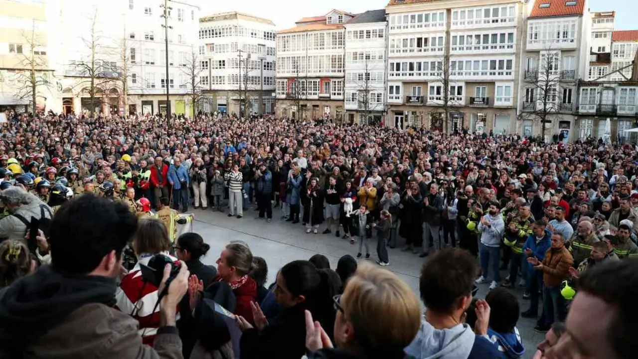 Concentraci&oacute;n de bombeiros e veci&ntilde;anza de Ferrol na praza de Armas, eset 26 de febreiro. (Foto: Ra&uacute;l Lomba / Europa Press)