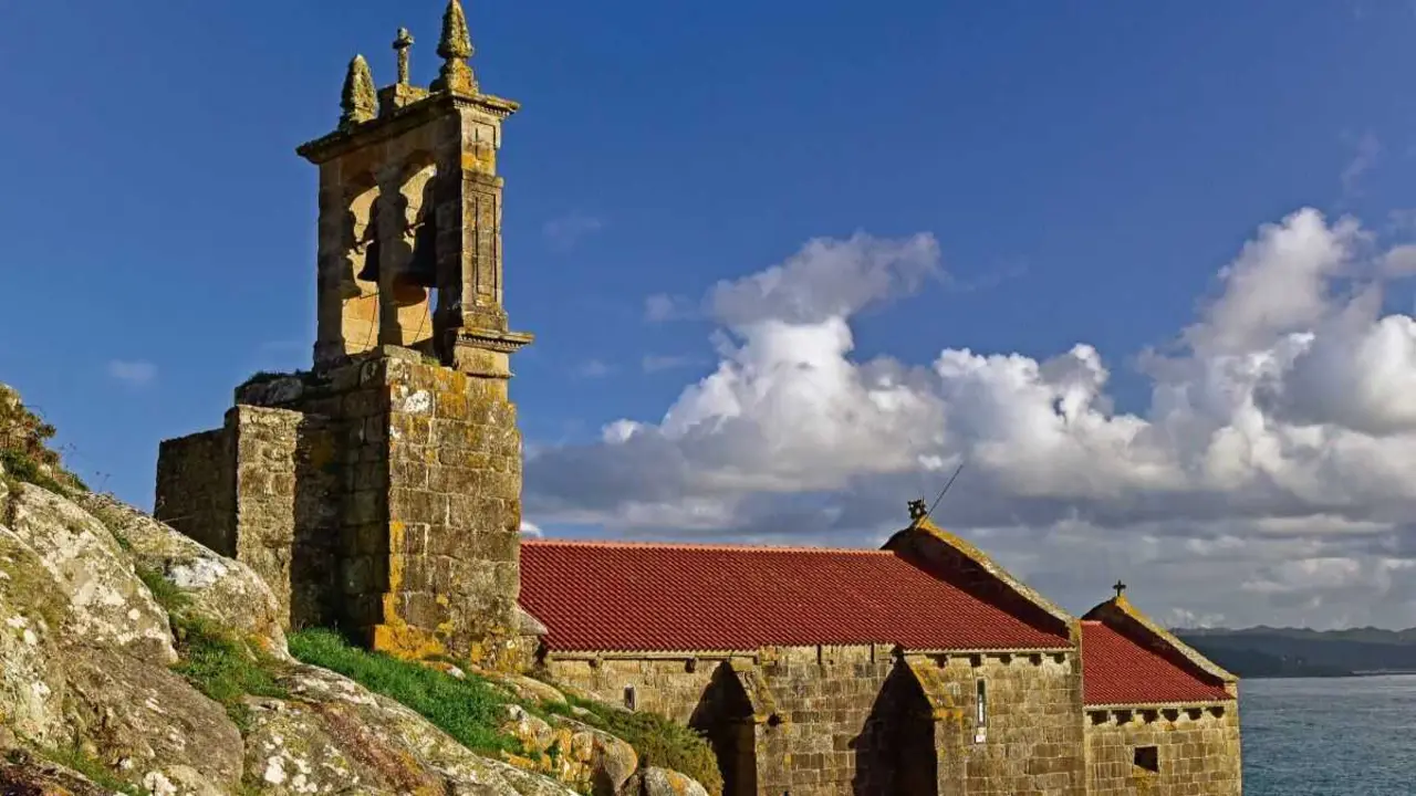 Campanario exento de Sta Mar&iacute;a de Mux&iacute;a que avisaba a veci&ntilde;anza de tormentas, nufraxios e invasi&oacute;ns. (Foto: Sole Felloza)