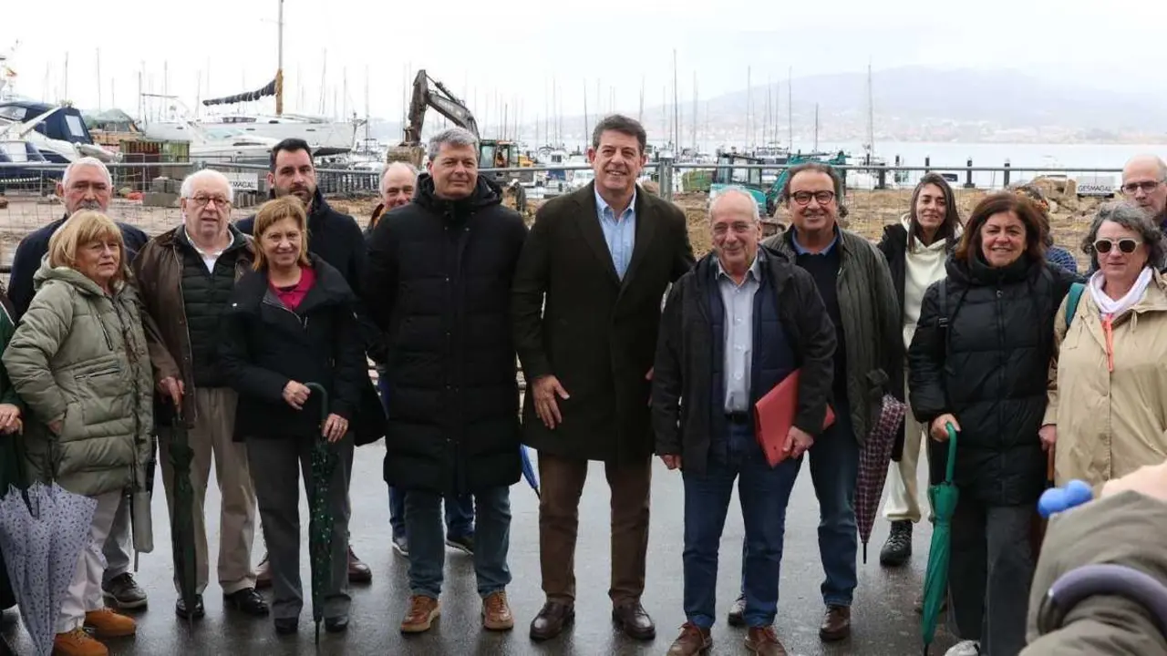 G&oacute;mez Besteiro (no centro), con membros do PSdeG, esta sexta feira. (Foto: N&oacute;s Diario)