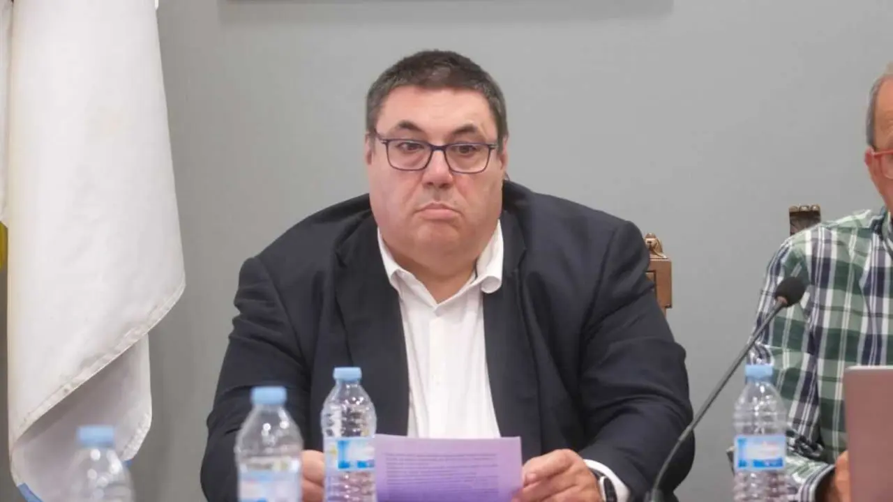 O alcalde de Noia, Francisco P&eacute;res Caama&ntilde;o, durante o pleno da oci&oacute;n de censura. (Foto: Arxina / Europa Press)