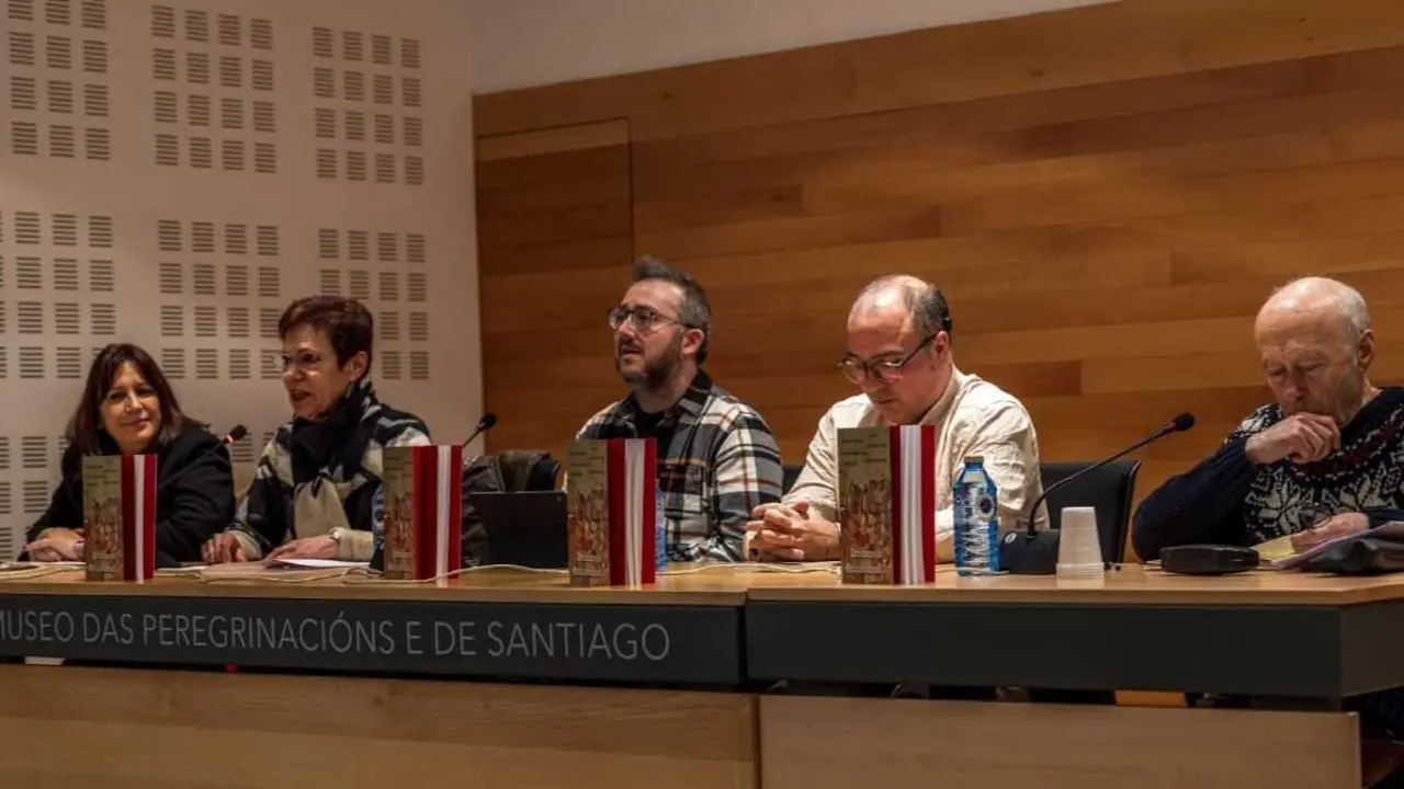 Natividade Gonz&aacute;lez, Pilar Reino, Ricardo Pichel, Suso Vila e Francisco Rodr&iacute;guez, na presentaci&oacute;n o 27 de febreiro en Compostela. (Foto: Xan Muras)