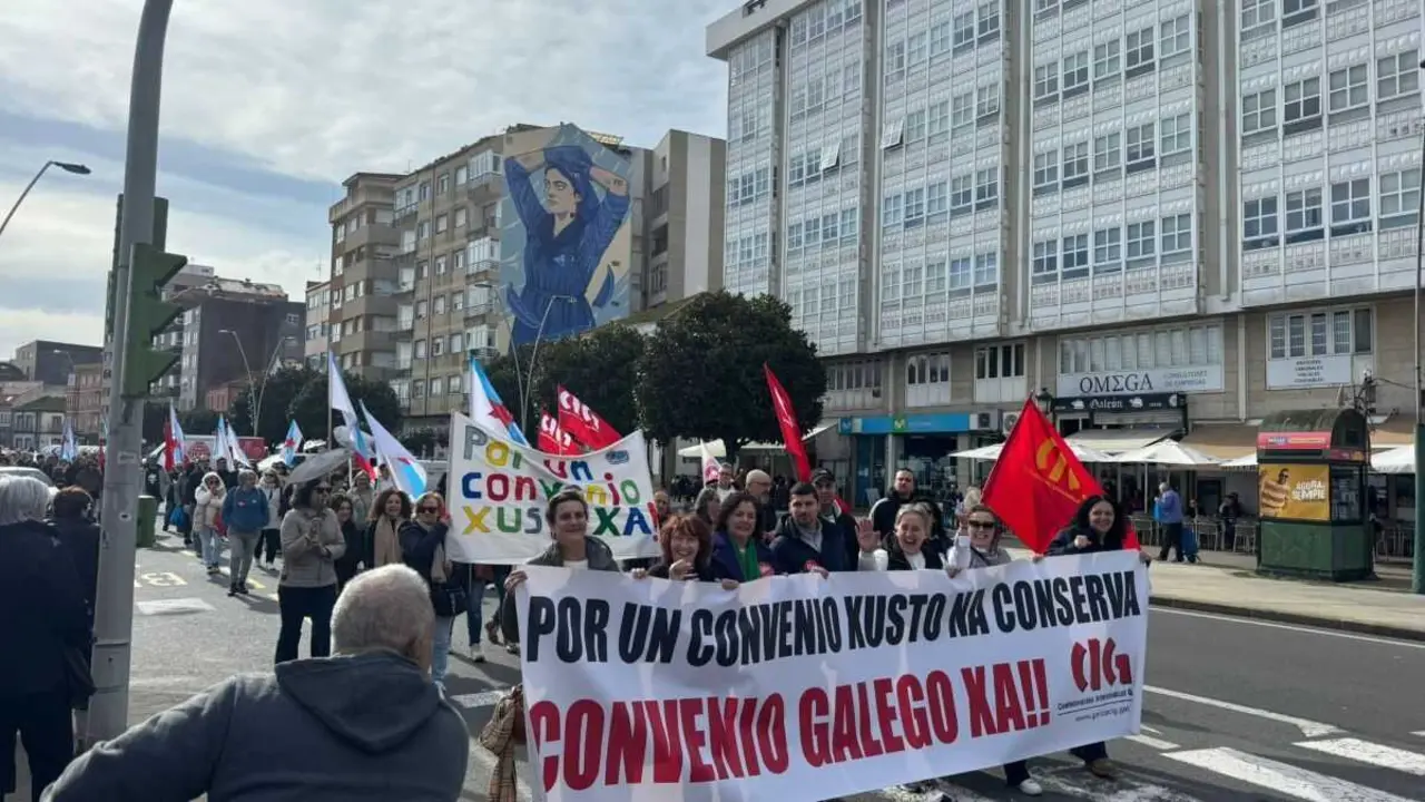 Manifestaci&oacute;n do sector da conserva en Ribeira. (Foto: N&oacute;s Diario)
