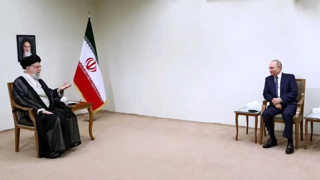 Imaxe de arquivo de Al&iacute; Khamenei e Vladimir Putin en 2022. (Foto: Iranian Supreme Leader's Offic / DPA)
