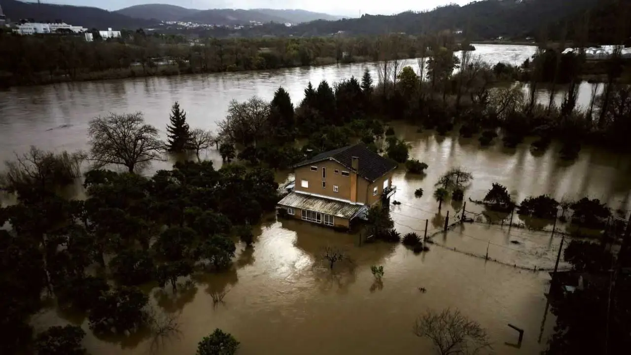 Vista a&eacute;rea da contorna da cidade de Coimbra o pasado 13 de febreiro, anegada polo desbordamento do r&iacute;o Mondego. (Foto: Adri&aacute;n Irago / Europa Press)