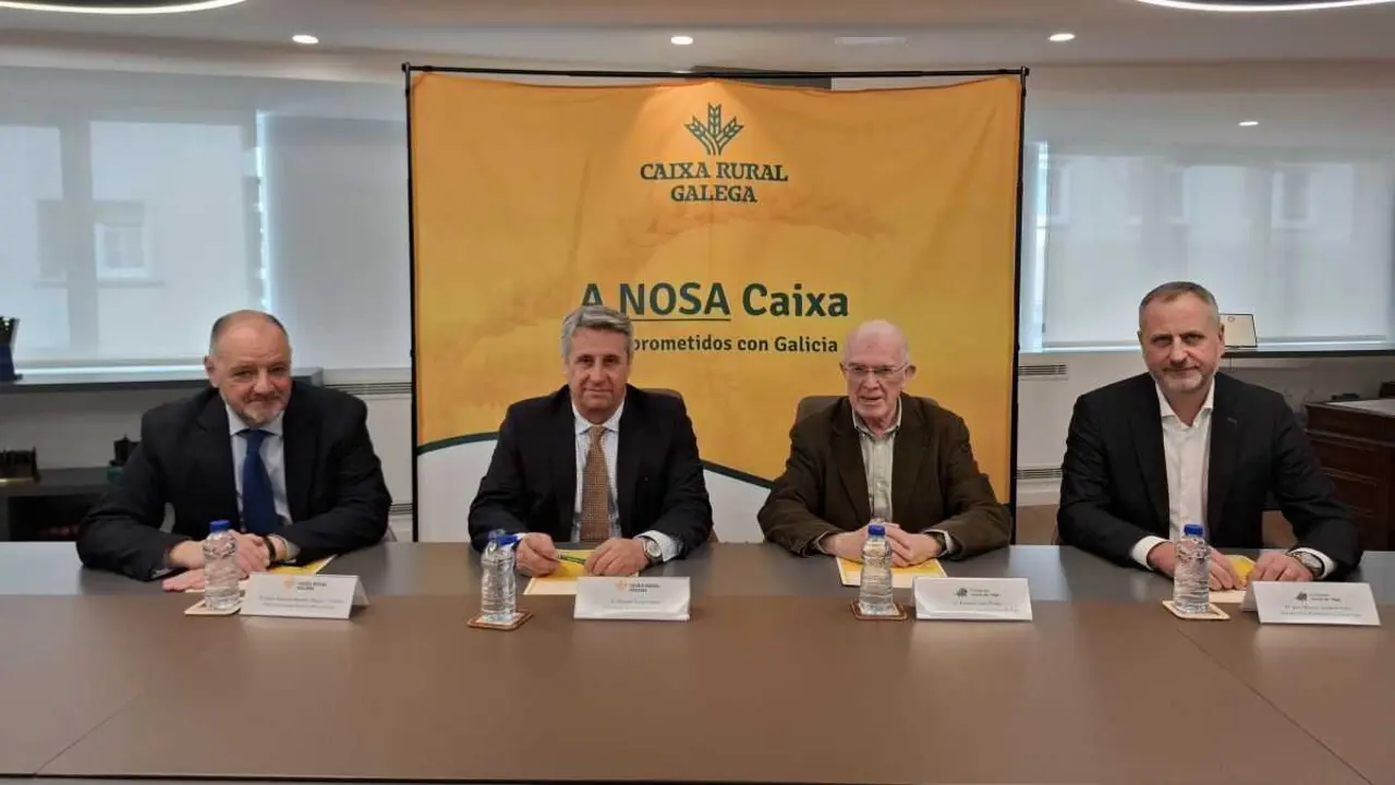 Jes&uacute;s A. M&eacute;ndez, Manuel Varela, Enrique S&aacute;ez e Jos&eacute; M. Andrade na sinatura da colaboraci&oacute;n. (Foto: N&oacute;s Diario)