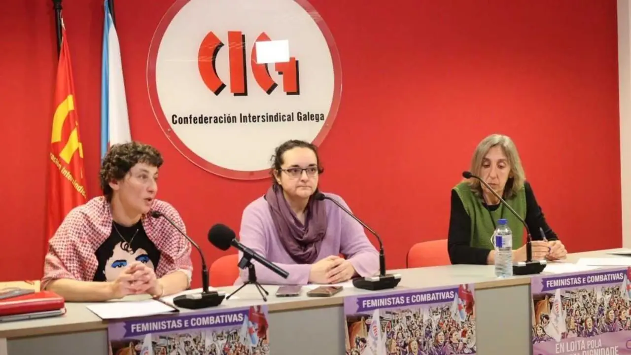 Ester Mari&ntilde;o, Susana M&eacute;ndez e Natividad L&oacute;pez Gromaz na presentaci&oacute;n do informe. (Foto CIG)