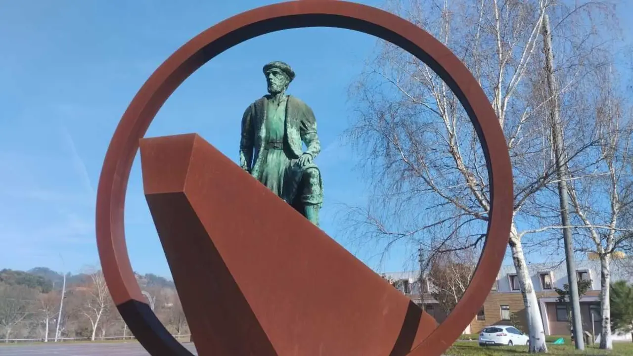 Monumento en Ponte da Barca a Magalh&atilde;es, o home que navegou o mundo cun apelido que perdura en mill&oacute;ns de estrelas. (Foto: H. Pousa)