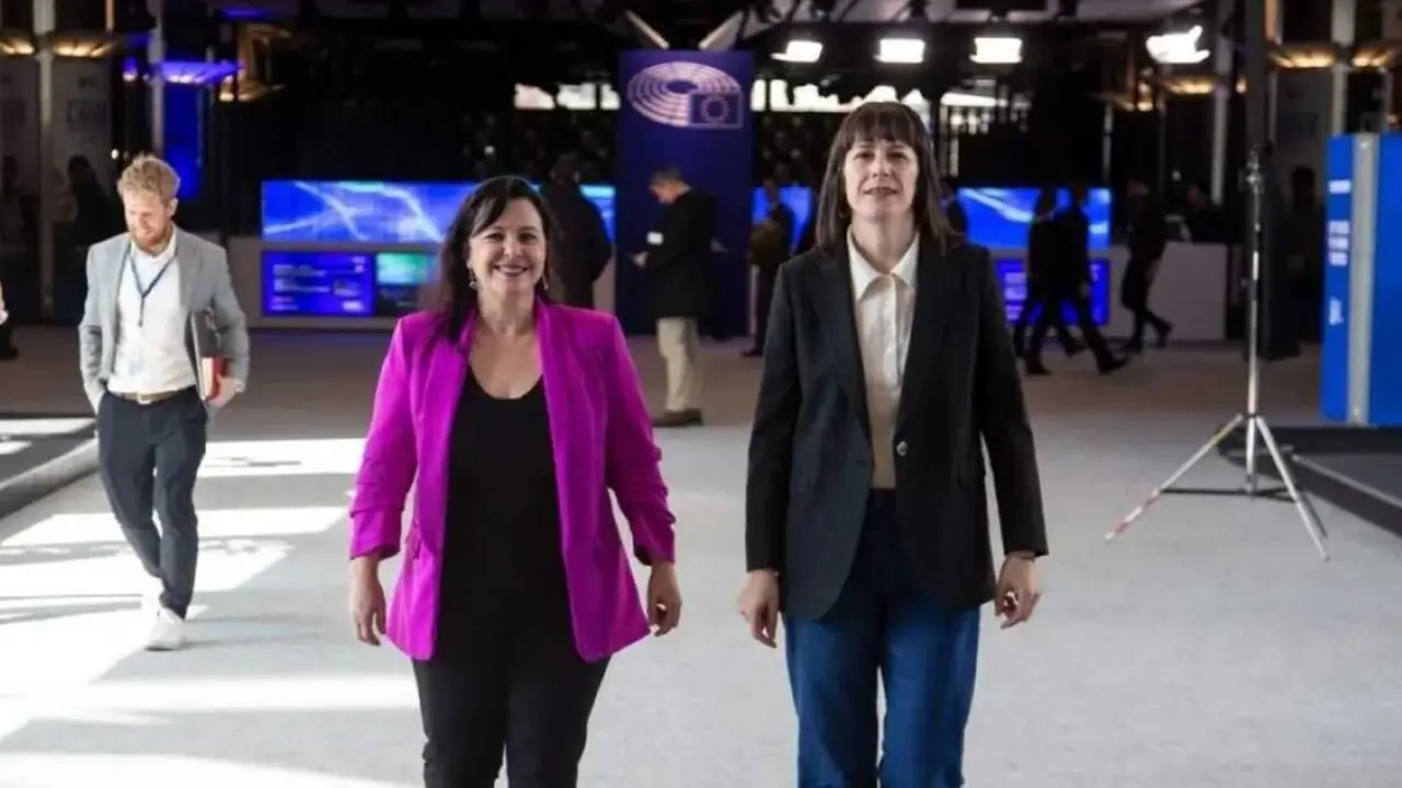 Ana Miranda e Ana Pont&oacute;n, no Parlamento europeo, esta terza feira. (Foto: N&oacute;s Diario)