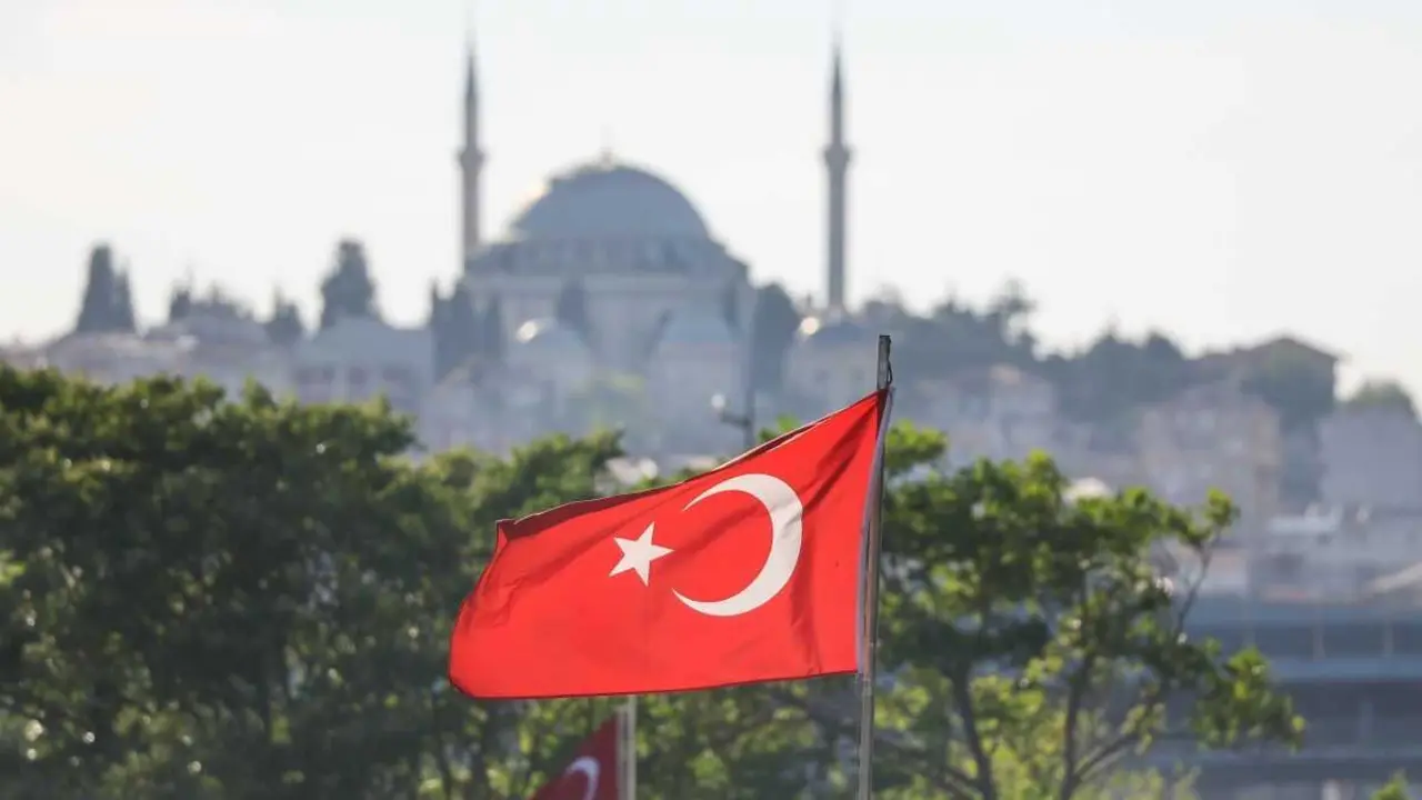 Bandeira de Turqu&iacute;a sobre a cidade de Istambul. (Foto: Europa Press)