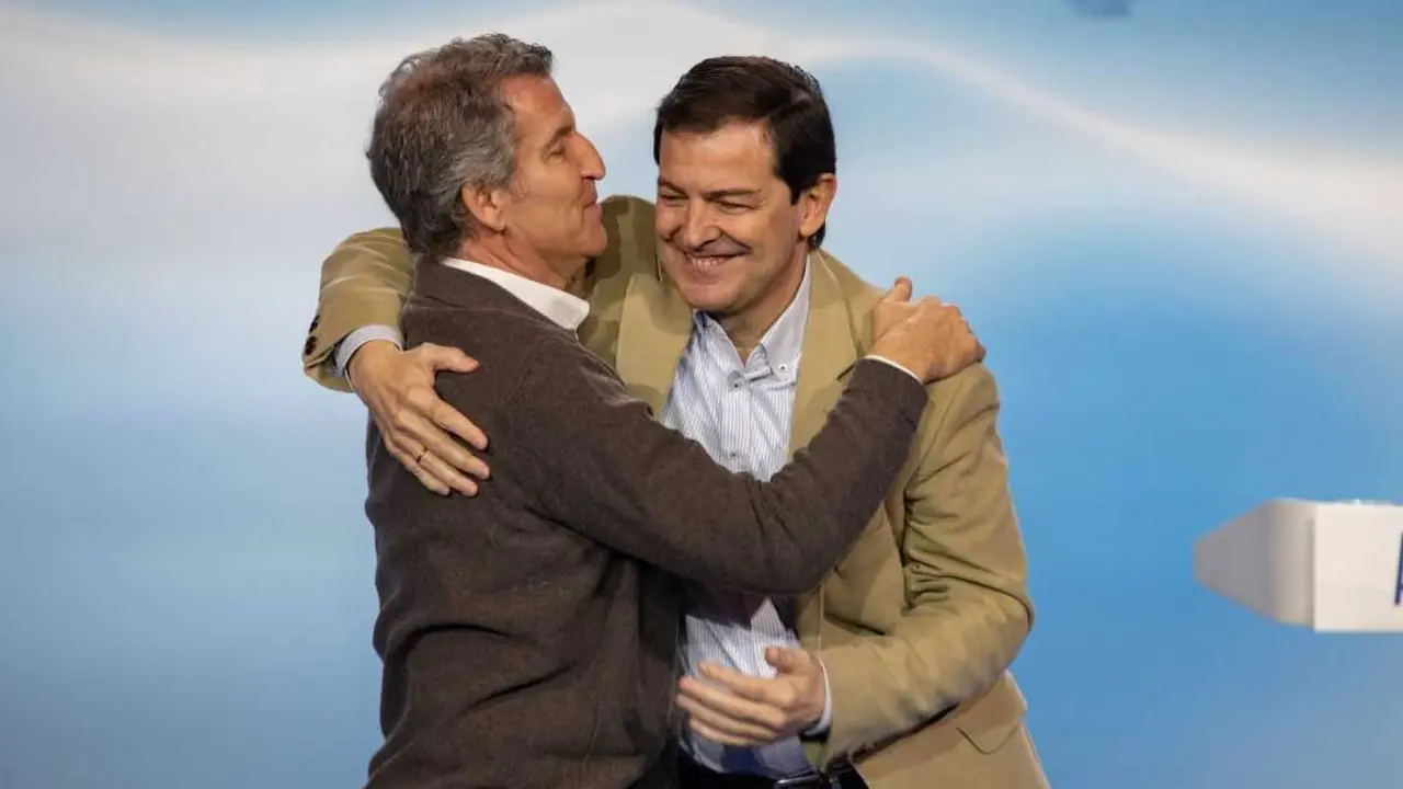 Alberto N&uacute;&ntilde;ez Feixoo e Alfonso Fern&aacute;ndez Ma&ntilde;ueco nun acto de campa&ntilde;a o 28 de febreiro en &Aacute;vila. (Foto: Rafael Bastante / Europa Press)