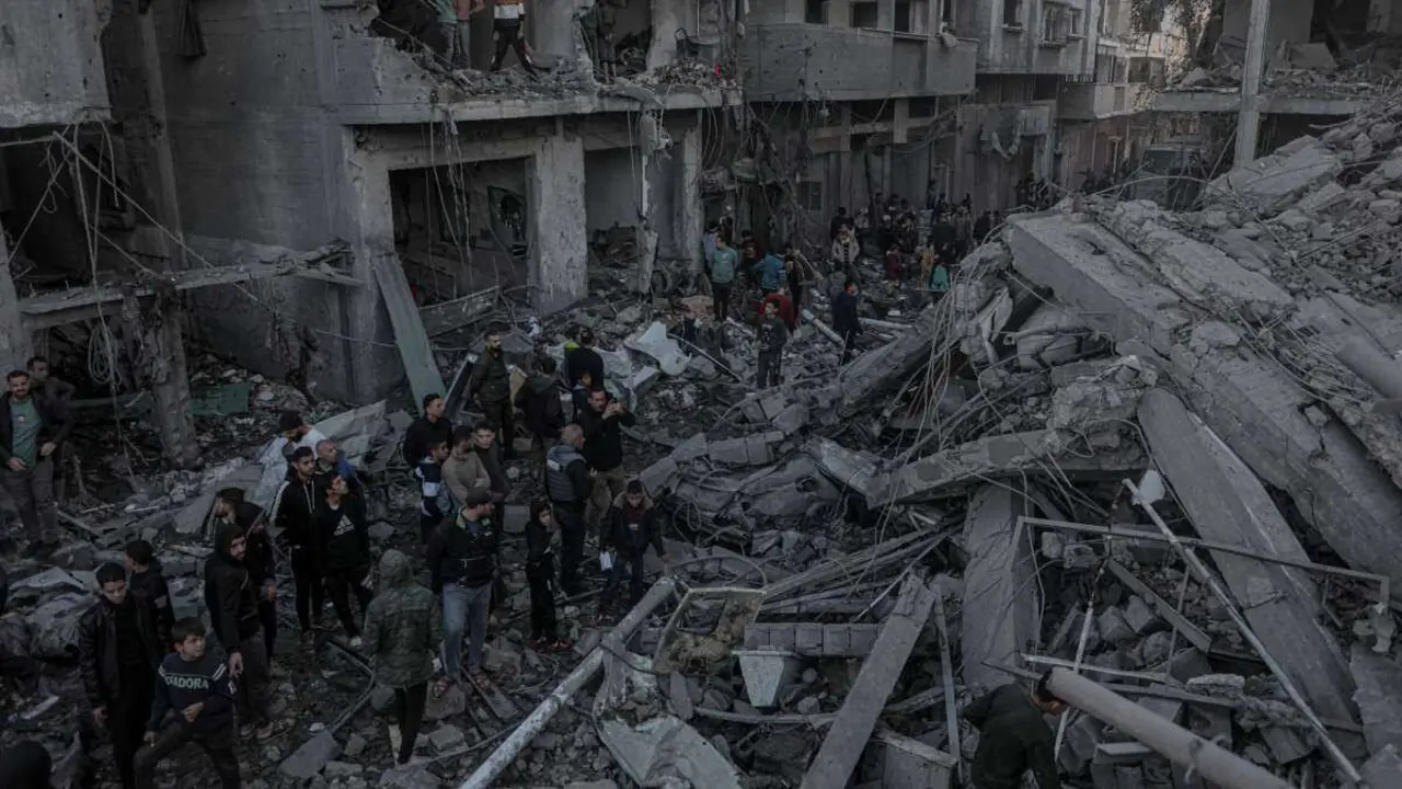 Vista dun edificio destru&iacute;do por ataques de Israel no campo de refuxiados de Nuseirat, no centro de Franxa de Gaza. (Foto:  Europa Press)