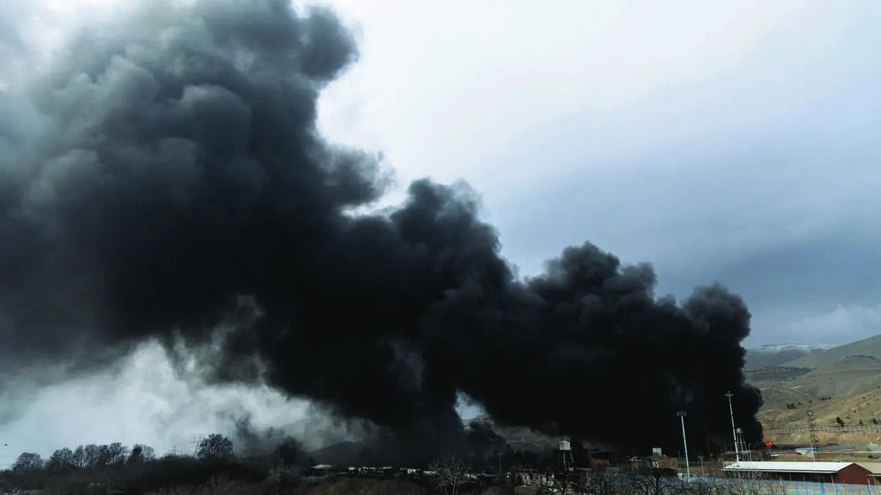 Columna de fume t&oacute;xico orixinada por un ataque israel&iacute; a un dep&oacute;sito de petr&oacute;leo en Shahran, Ir&aacute;n, o domingo. (Foto: Sobhan Farajvan / Zuma Press / ContactoPhoto)