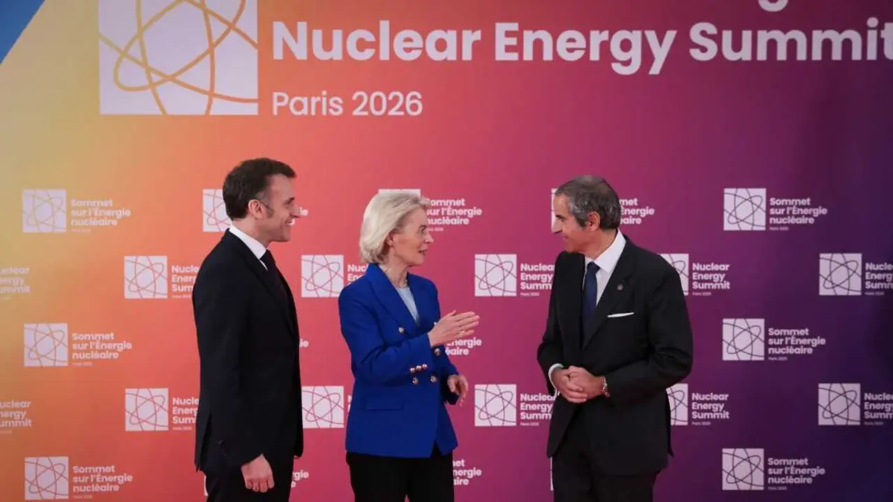 Emmanuel Macron, Ursula von der Leyen e Rafael Grossi, esta terza feira, en Par&iacute;s. (Foto: Dati Bendo / European Commission / d / DPA)