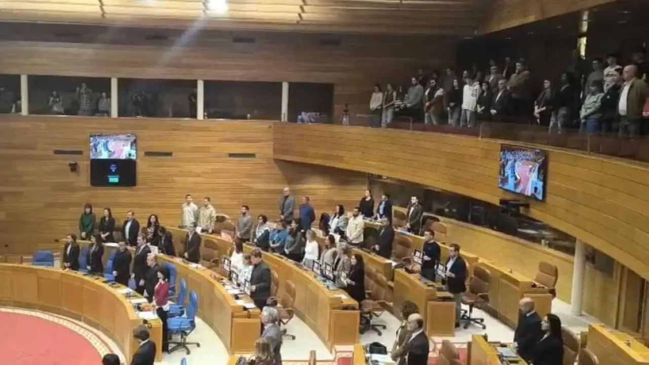 Minuto de silencio no Parlamento galego, esta cuarta feira. (Foto: N&oacute;s Diario)
