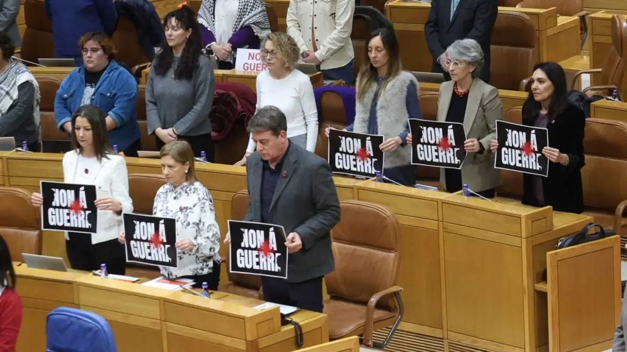 Acci&oacute;n reivindicativa do grupo socialista no Parlamento contra a guerra, esta cuarta feira. (Foto: N&oacute;s Diario)