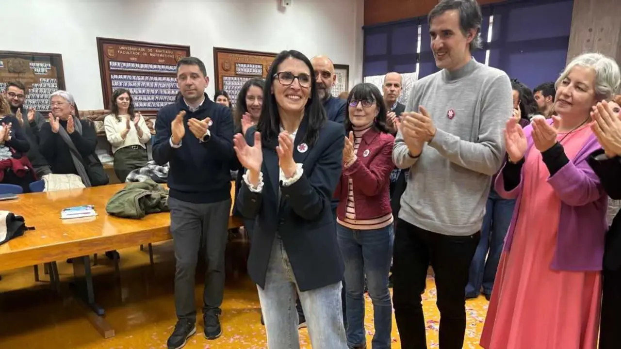 A nova reitora da USC, Rosa Crujeiras, celebrando o seu triunfo electoral esta cuarta feira. (Foto: Ana Loureiro)