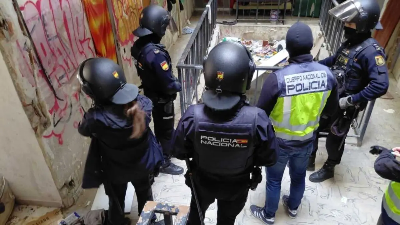 Axentes da polic&iacute;a espa&ntilde;ola durante un operativo. (Foto: Europa Press)