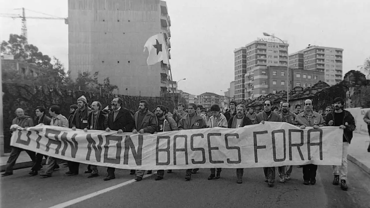 Marcha contra a OTAN desde Cambados a Vilagarc&iacute;a en febreiro de 1986, coa presenza, entre outros, de Bautista &Aacute;lvarez, Suso Veiga, Carlos Barros, Xos&eacute; Manuel Beiras e Geluco Guerreiro. (Foto: Xan Carballa)