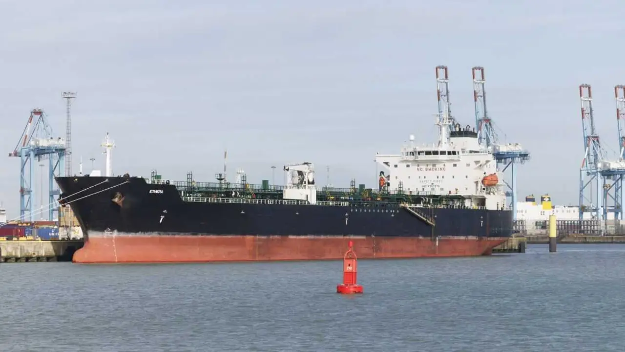 O petroleiro &lsquo;Ethera&rsquo; atribu&iacute;do &aacute; frota empregada por Rusia. (Foto: Europa Press/Contacto/Nicolas Maeterlinck)