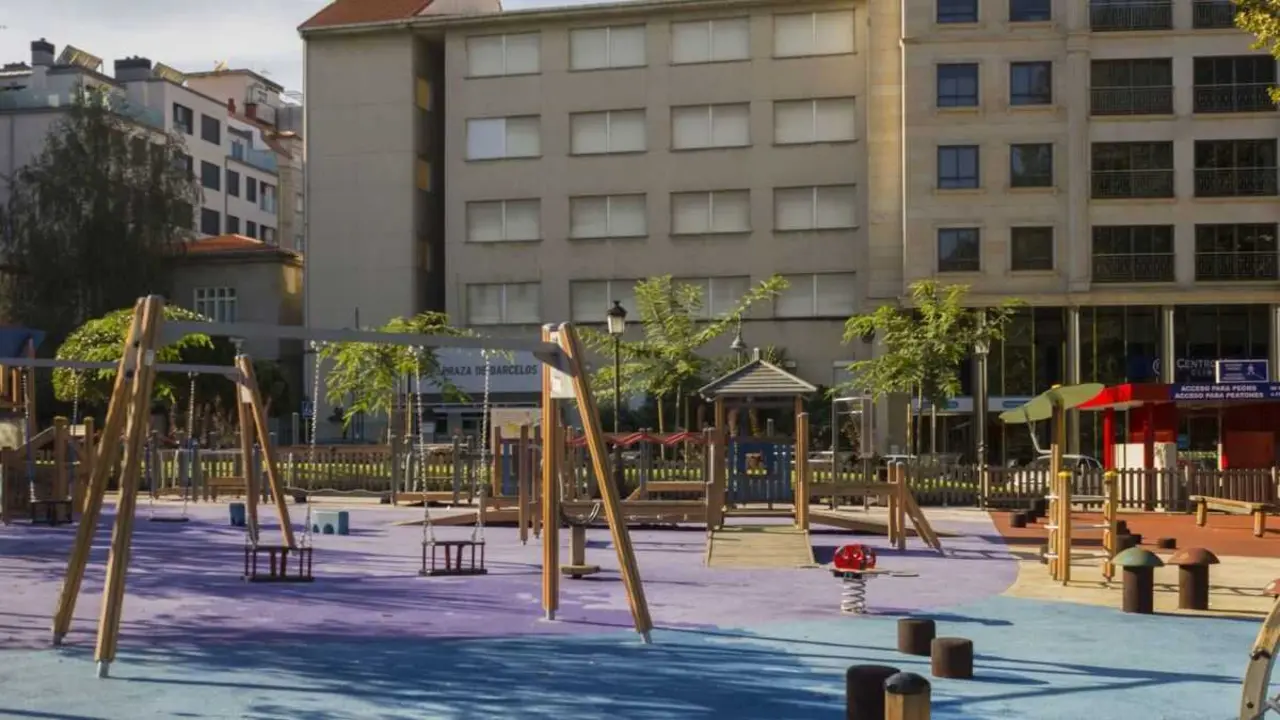 Parque infantil na praza de Barcelos, en Pontevedra. (Foto: Xunta da Galiza)