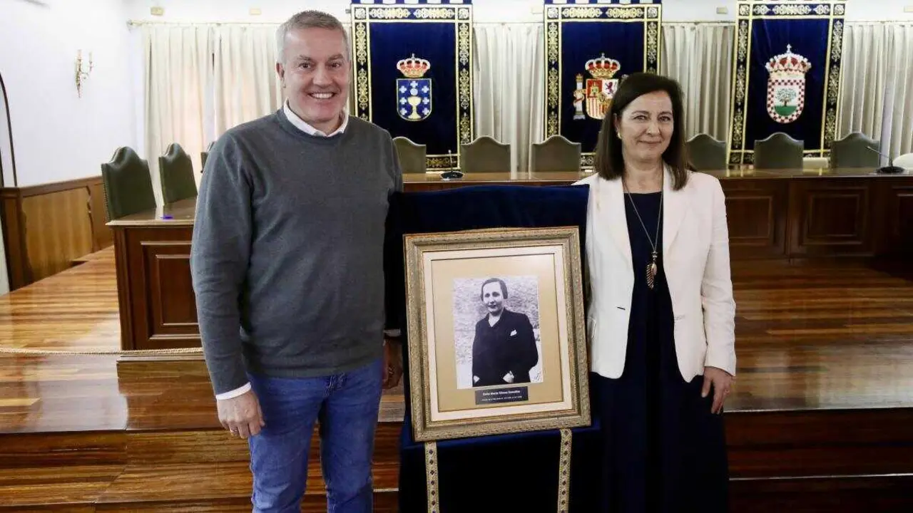 Luis Pi&ntilde;a e Mar&iacute;a Barral no acto de homenaxe (Foto: Concello da Ca&ntilde;iza)