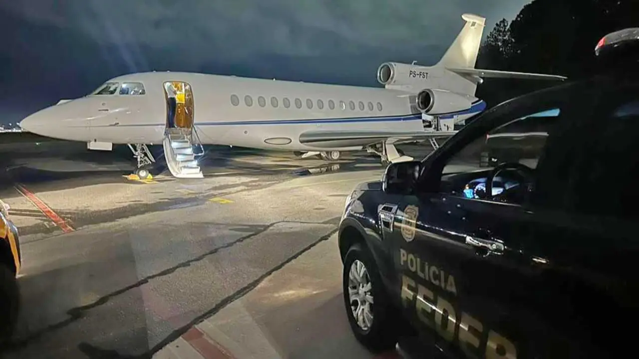 A Polic&iacute;a Federal do Brasil comisou o 'jet' dunha empresa ligada o dono do Banco Master, Daniel Vorcaro. (Foto: Polic&iacute;a Federal do Brasil)