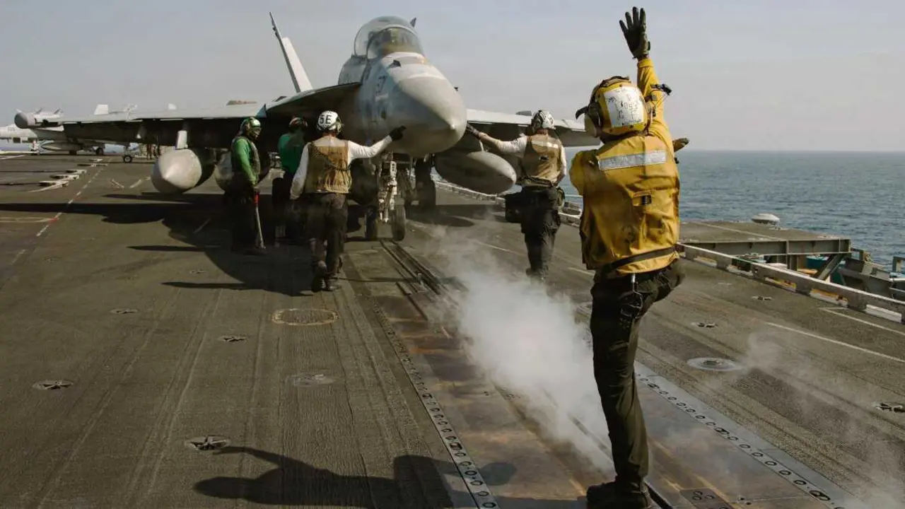Soldados dos Estados Unidos realizando operaci&oacute;ns contra Ir&aacute;n a bordo do portaavi&oacute;ns USS Abraham Lincoln, esta segunda feira 16 de marzo. (Foto: US Navy / Planet Pix via Z / DPA)
