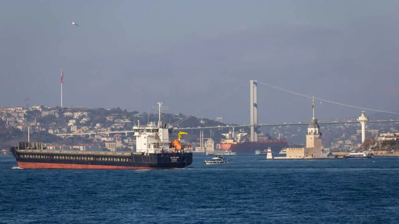 Petroleiros e os buques de carga transitan polo estreito do B&oacute;sforo, en Istambul, mentres contin&uacute;an as tensi&oacute;ns no estreito de Ormuz. (Foto: Tolga Ildun / ZUMA Press Wire / dpa)