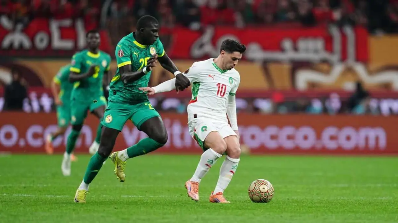 O senegal&eacute;s El Hadji Malick Diouf (esquerda) e o marroqu&iacute; Brahim D&iacute;az durante a final da Copa de Naci&oacute;ns de &Aacute;frica. (Foto: Europa Press)