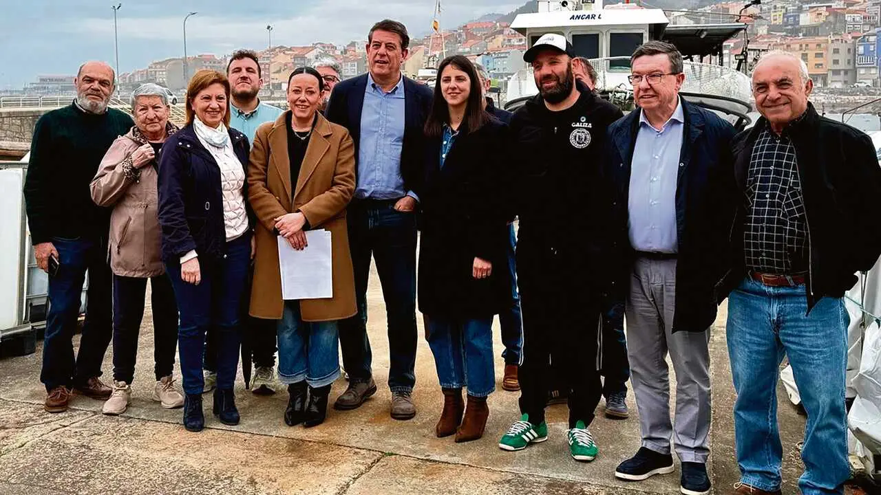 Besteiro (quinto pola dereita), con persoal da Confrar&iacute;a. (Foto: N&oacute;s Diario)