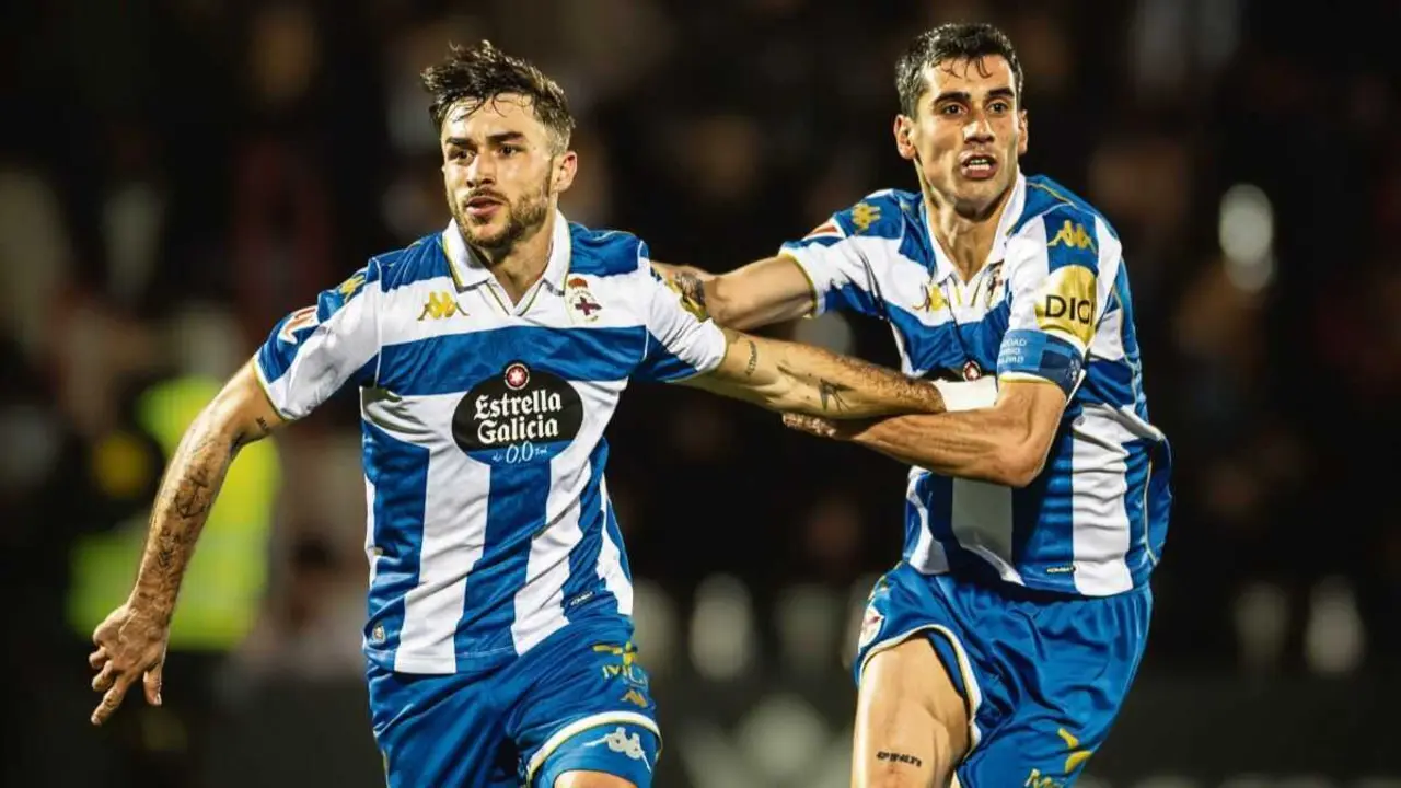 Adri&agrave; Altimira e Diego Villares celebrando o pasado s&aacute;bado o gol do catal&aacute;n que deu a vitoria ao Deportivo, pola m&iacute;nima, en Ceuta. (Foto: RC Deportivo)