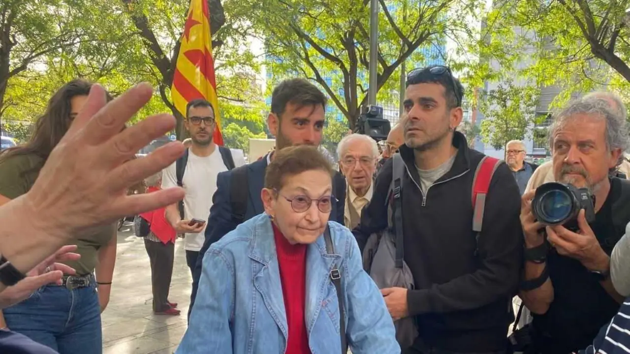 A activista represaliada polo franquismo Blanca Serra i Puig, o 19 de maio de 2025, &aacute; s&uacute;a chegada &aacute; sede da Fiscal&iacute;a de Barcelona. (Foto: Europa Press)