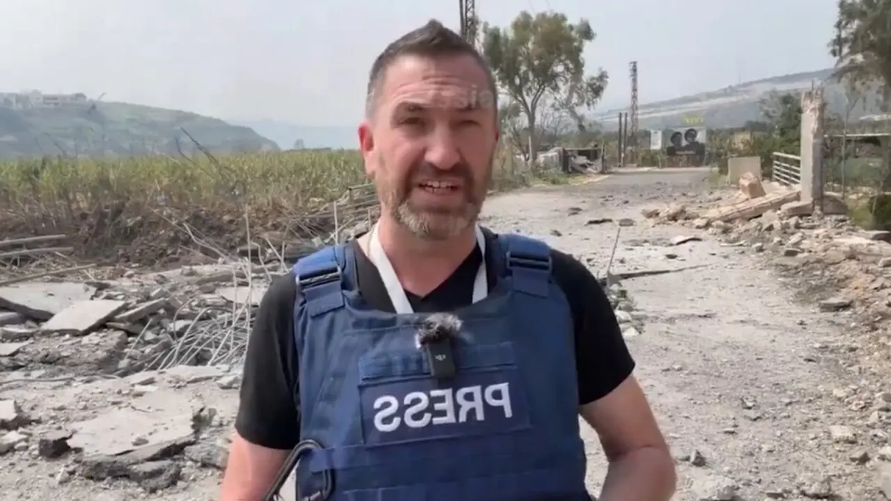 O xornalista brit&aacute;nico Steve Sweeney segundos antes do bombardeo de Israel no L&iacute;bano. (RT Russian)