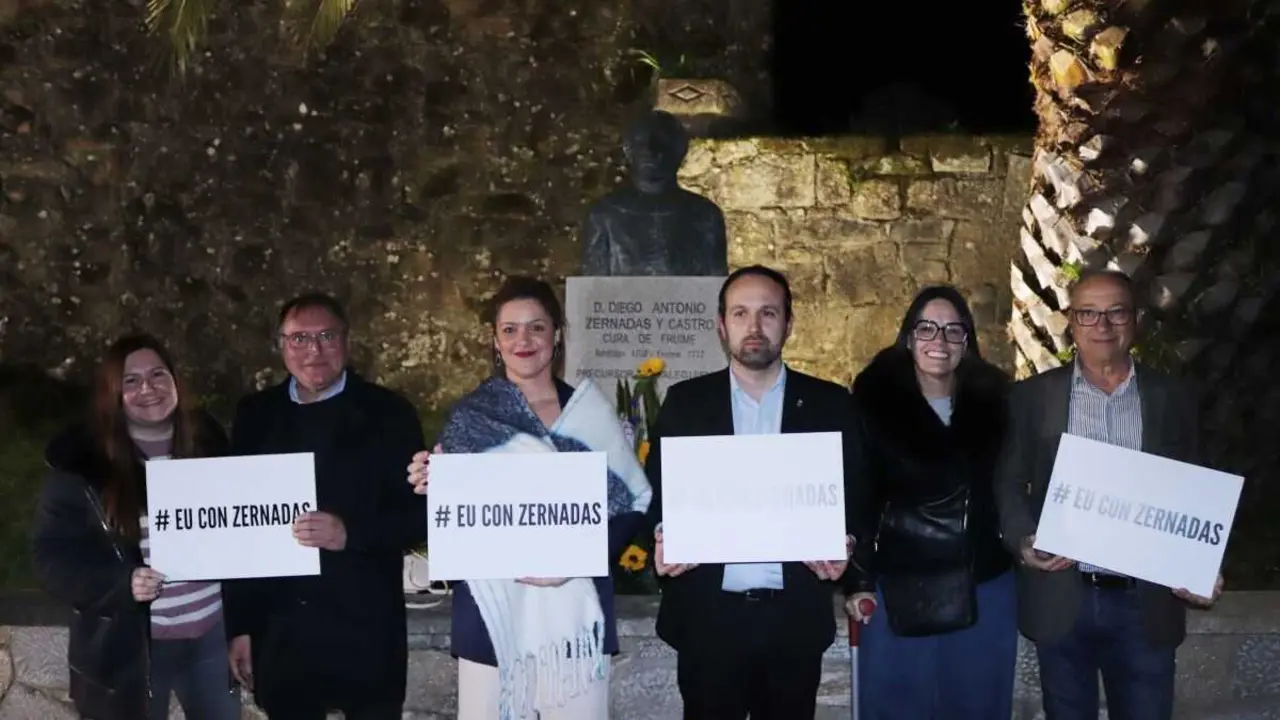 O Goberno local de Lousame fronte ao monumento de Zernadas de Castro. (Foto: Concello de Lousame)