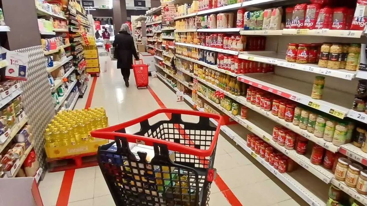 Varias persoas facendo a compra nun supermercado. (Foto: Europa Press)