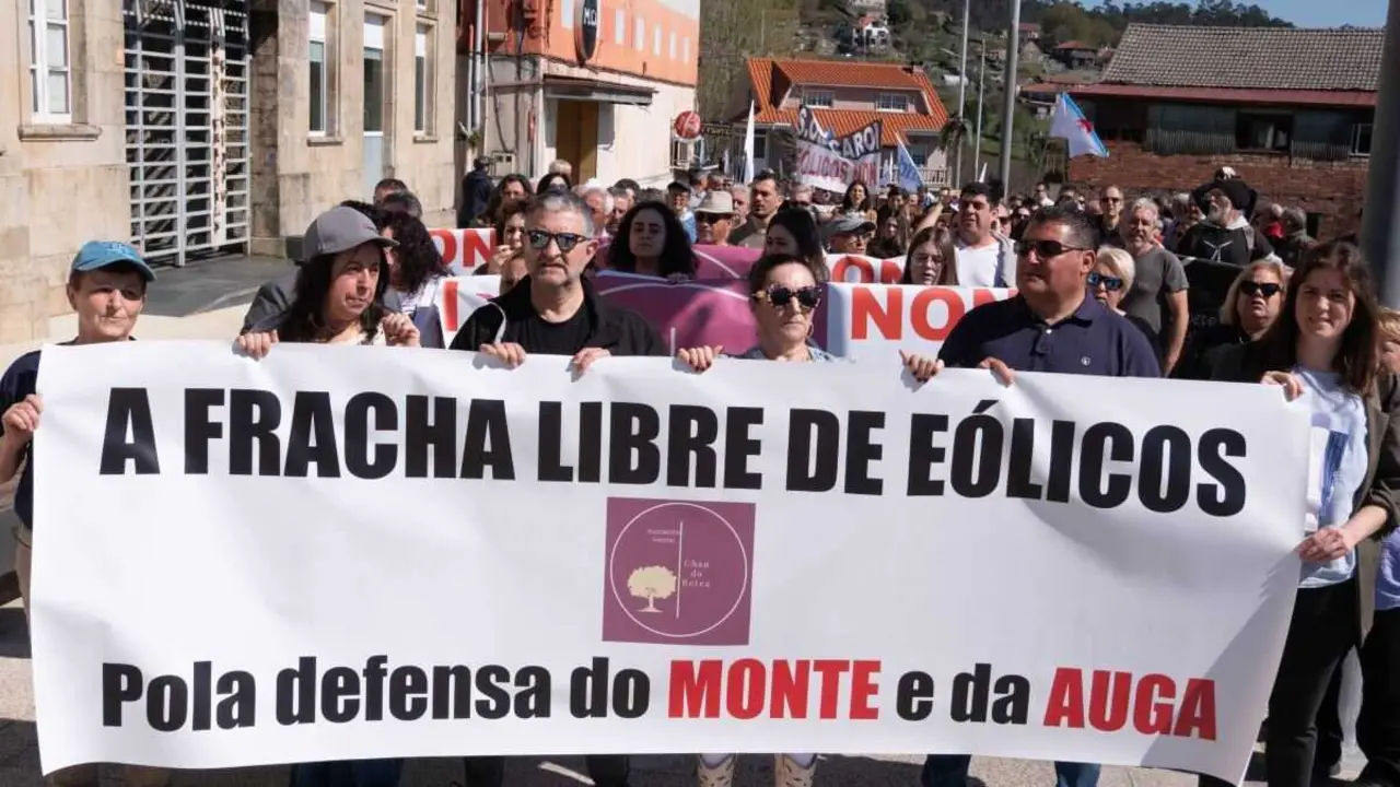Manifestaci&oacute;n en Ponte Caldelas contra o parque e&oacute;lico na Serra da Fracha. (Foto: Xaqu&iacute;n Soli&ntilde;o)