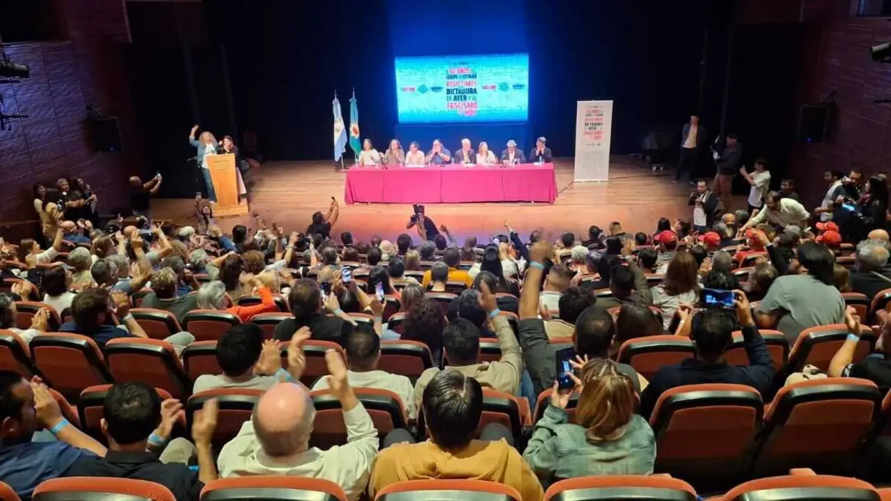 Xornada internacional de debate e reflexi&oacute;n sobre a &uacute;ltima ditadura militar arxentina no Teatro Arxentino Centro Provincial das Artes da Prata. (Foto: N&oacute;s Diario)