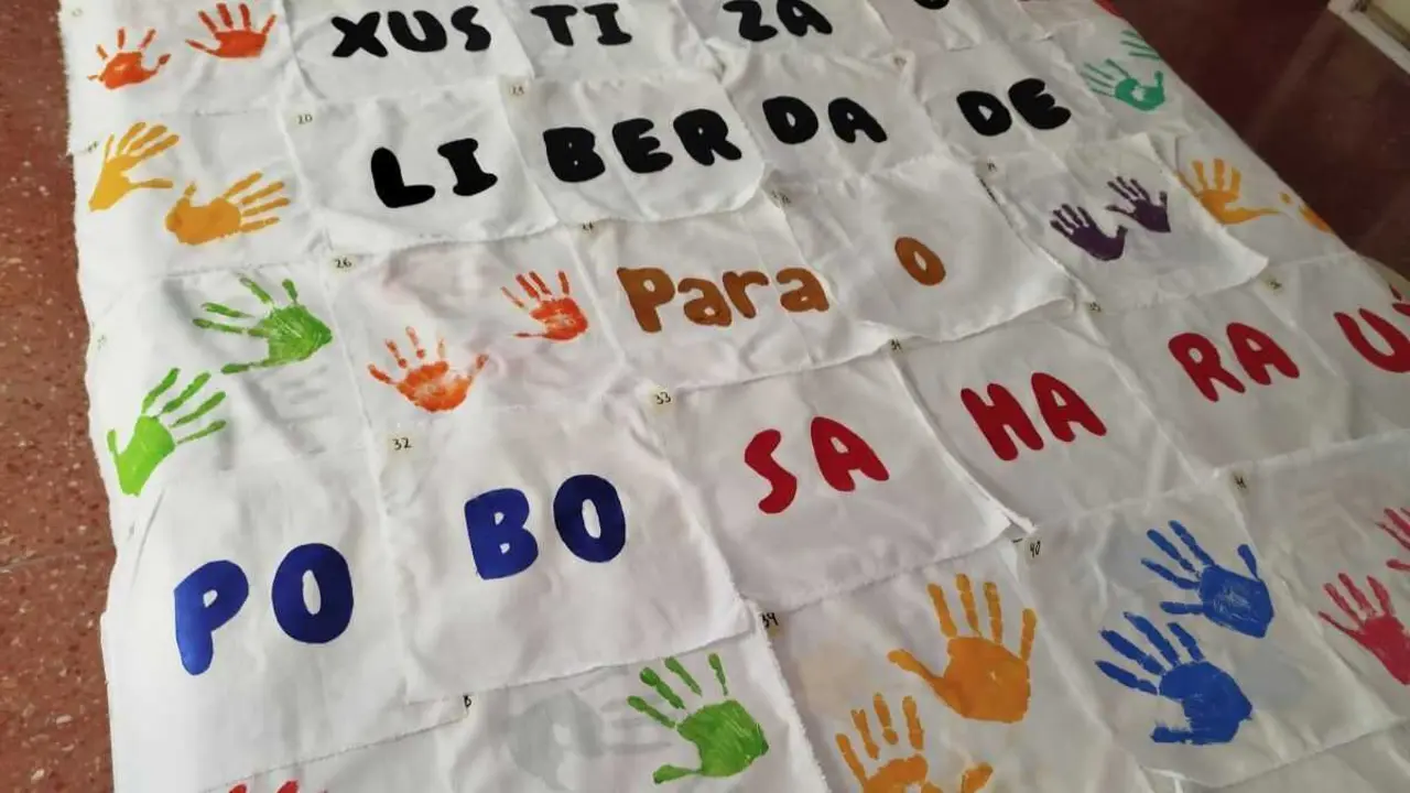 Material para as crianzas do S&aacute;hara feito por alumnado de Rianxo. (Foto: Sogaps)