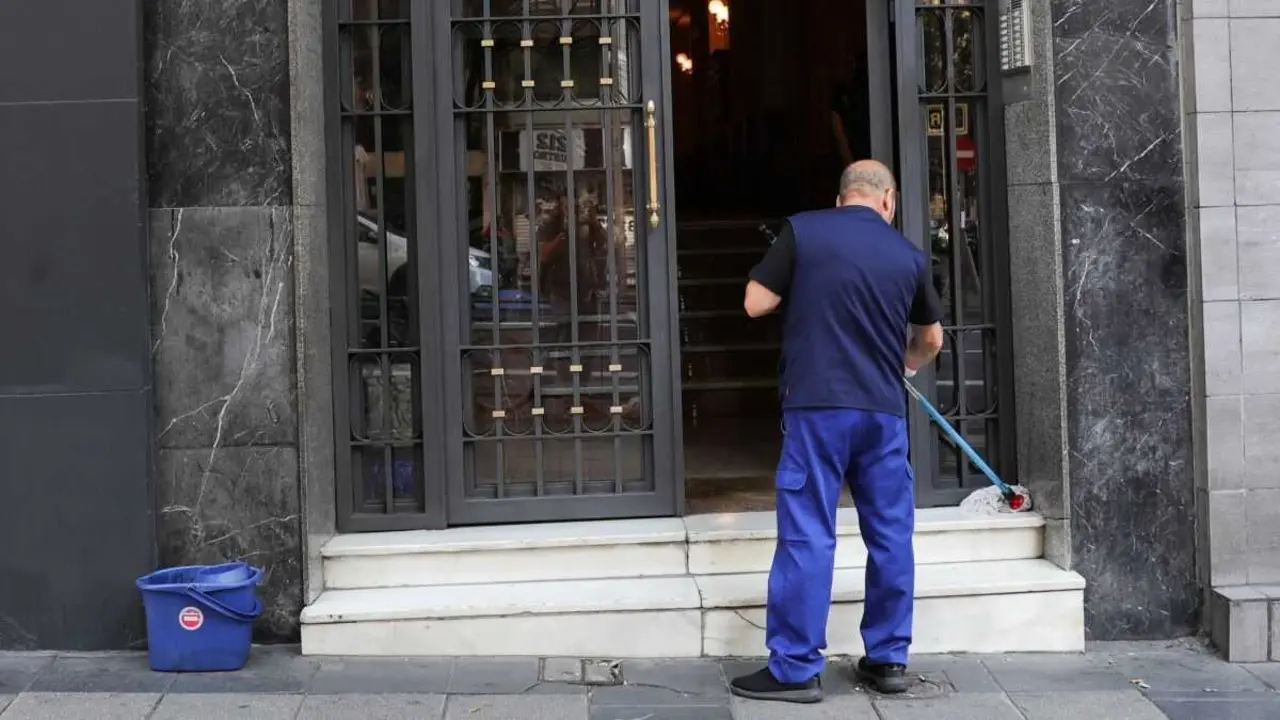 Un traballador dunha empresa de limpeza. (Foto: Jes&uacute;s Hell&iacute;n / Europa Press)